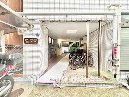 奥行きがあり雨に濡れにくいエントランスアプローチ。手前には屋根付きのバイク・自転車置場を備え、通勤・通学の移動手段もしっかりサポートします。