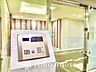 外観：◆サンサンと◆差し込む太陽の光がこのリビングに笑いをもたらす。ソファの上のクッションがポカポカした暖気にぬくぬくと微睡んでいる。