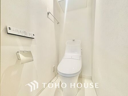 【RESTROOM】ホワイト調のクロスと温もり溢れるモダンカラーの床材が見事に調和した本邸宅は、毎日の生活を少しでも快適に過ごして頂ける様に落ち着いた雰囲気作りから行っています。