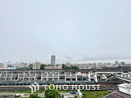 バルコニーからの眺望は開放感にあふれ、心安らぐひととき。