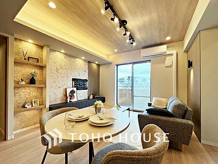 【LIVING】※この画像の家具の配置には、生成AIによる加工を施しております。なお、家具や調度品は、販売価格に含まれません。