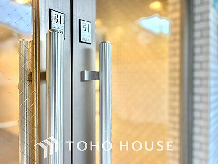 【ENTRANCE】◆家族◆家で家族と過ごす時間は限られている。帰りを待つ家族の元へと急ぐときの弾む思い。そんな思いを引き立てる邸宅。