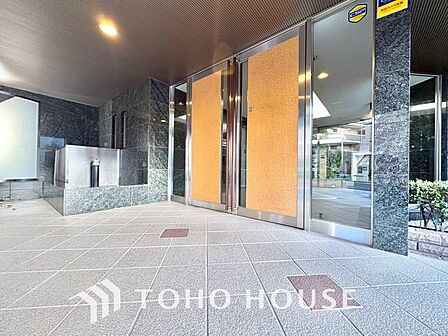 【ENTRANCE】◆家族◆家で家族と過ごす時間は限られている。帰りを待つ家族の元へと急ぐときの弾む思い。そんな思いを引き立てる邸宅。