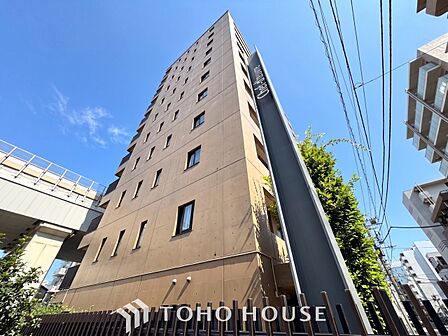 緑が織りなす柔らな陽射しと薫風を頬で感じさせ、さりげなく気が利いていて穏やかな雰囲気を醸し出す家。