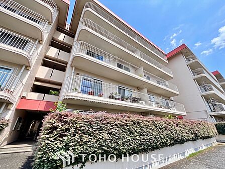 【House of the Sun】太陽の温かな光がお家全体を照らす。そこには目を輝かせ笑顔で見つめてくれる君がいて、「ただいま」の言葉がこだまする。そんな君の瞳に恋している。