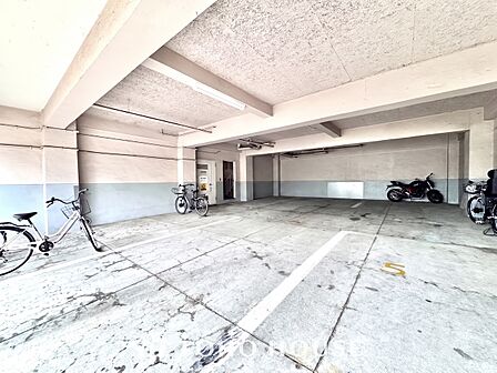 住居とガレージが直結しているため、雨や雪の日でも傘をささずに車の乗り降りができます。重い荷物や小さなお子様連れでも、濡れることなくスムーズに室内へ移動できます。