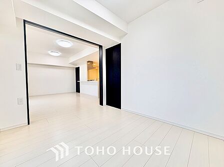 明るい光が差し込む、お子様のお部屋にぴったりな洋室。ベッドや学習机を配置しても十分な広さがあり、健やかな成長を見守る温かみのある空間です。自分だけの時間をゆったりと楽しめます。
