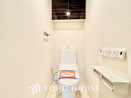 清潔感と快適性に配慮した落ち着きのあるトイレ空間。お手入れのしやすい素材を採用しており、サッと拭くだけで綺麗を保てます。来客時にも自信を持ってご案内できる、すっきりとした仕上がりです。