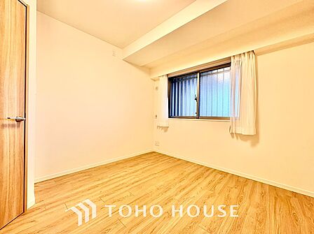 一日の疲れを静かに癒す、落ち着きある主寝室。ゆったりとした広さを確保し、大型のベッドを置いても余裕があります。心地よい眠りにつき、爽やかな朝を迎えるためのプライベート空間です。