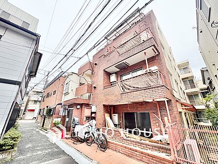 閑静な住宅街の路地に面しており、落ち着いた住環境がうかがえます。