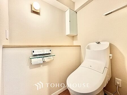 清潔感あるホワイト調のクロスと温もり溢れるモダンカラーの床材が見事に調和した本邸宅は、毎日の生活を少しでも快適に過ごして頂ける様に落ち着いた雰囲気作りから行っています。