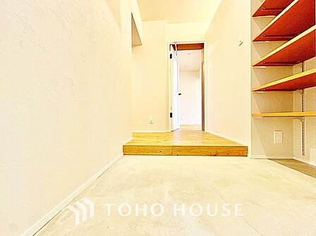 【玄関】ドアを開けると、空気が切り替わる。外と内を、静かに分ける場所。