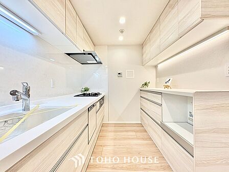 ◆キッチン◆美しく使いやすいキッチンは油汚れが簡単に拭き取れる素材で加工されており、浄水器シャワーから流す水の音を軽減する静かなシンクを採用。見えないところにさり気ない配慮が嬉しいですね