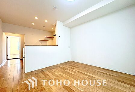 ここはみんなが集い、食事と楽しい会話が始まる場所。話に夢中になりすぎて、ついつい時を忘れ、夜半過ぎになってしまう。