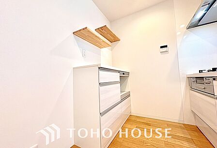 キッチンは家族の絆を育む大切な空間。シンプルで使い易いシステムキッチンで愉しく作る料理は愛情のある美味しいご馳走に。家族で使えるダイニングキッチンです。