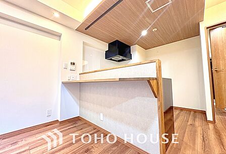 キッチンは家族の絆を育む大切な空間。シンプルで使い易いシステムキッチンで愉しく作る料理は愛情のある美味しいご馳走に。家族で使えるダイニングキッチンです。