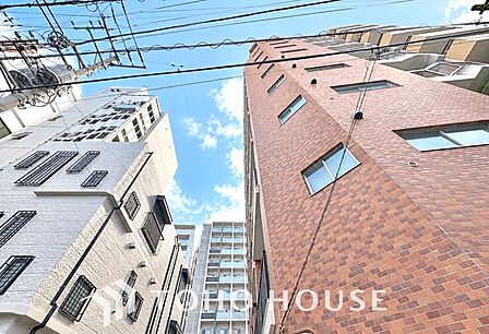 街並みに自然と馴染む、落ち着いた佇まい。毎日帰る場所として心地よさを感じられる外観です。