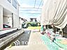 外観：【前面道路】前面道路はゆとりのある幅員で、お車の出し入れもスムーズに行えます。