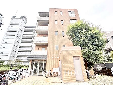 【Exterior】街並みに溶け込みながらも、確かな存在感。