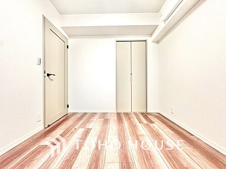 【居室】ゆったりとした広さで、ベッドを置いても余裕のある空間です。