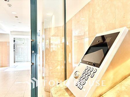 【オートロック】エントランスにはオートロックを採用。住まう方の安心感を高めてくれる設備です。