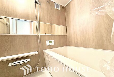 【浴室】《一日の疲れを落としてくれる場所は、落ち着く場所でなければならない》 高級感溢れるカラーと大きさ・柔らかな曲線で構成された半身浴も楽しめるバスタブが心地よさをもたらします。
