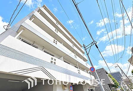 街並みに自然と馴染む、落ち着いた佇まい。毎日帰る場所として心地よさを感じられる外観です。