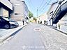 周辺：しっかりと幅員が確保された前面道路で、車同士のすれ違いや駐車場への入庫もストレスなく行えます。交通量が少なく静かな環境のため、小さなお子様がいるご家庭でも安心感を持って暮らせます。