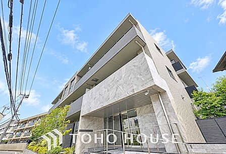 洗練されたファサードが印象的なマンション。日々の暮らしを心地よく包み込む、品格ある佇まいが魅力です。帰宅するたびに気分が高まります。