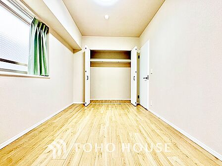 静かな夜に、そっと自分へ戻れるプライベート空間。淡い光に包まれながら、穏やかな眠りを。