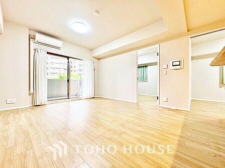 【リビング】淹れたてのコーヒーと、穏やかな午後。日常を少しだけ愛せるようになる空間です。
