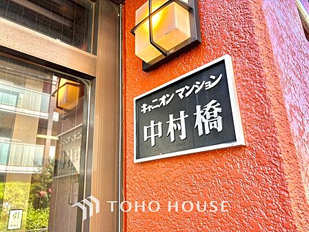 窓をあけると通り抜ける風。清々しく心地よいそよ風が、この空間を涼やかに。風通しの良さは人にとっても家にとっても健康的で気持ちいいもの。