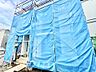外観：◆雨に濡れずに移動できるガレージ◆お車から玄関ドアまで屋根が覆う安心の設計。雨の日の買い物帰りや、小さなお子様を連れての乗り降りも濡れずにスムーズに行える利便性の高さが魅力です。
