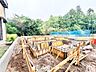 外観：住まいの安全を支える基礎工事の様子。施工の進捗を直接確認できるため、安心して完成を迎えられます。背景には豊かな緑が広がり、自然を感じながら穏やかに暮らせるロケーションです。