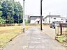 周辺：奥まで視界が開けたフラットな道路環境。緑の豊かな景観に隣接しており、風通りや日当たりも確保しやすいロケーションです。車の出入りも落ち着いて行える、安心感ある住環境が広がります。