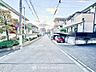 周辺：見通しの良い直線道路が続く、開放的なロケーション。整然とした美しい街並みは歩道感覚で歩きやすく、毎日の通勤や通学、お買い物時の移動も心地よく行える、快適な暮らしの拠点です。
