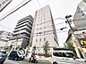 外観：飲食店や日用品店などが近隣に揃う便利な周辺環境。日々の買い物や外食にも困らない快適なロケーションです。