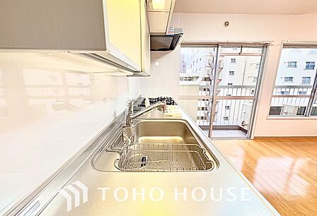 【キッチン｜KITCHEN】料理をする時間も、暮らしを愉しむひとときに。毎日使う場所だからこそ、使い心地にもこだわりたいもの。お気に入りの器や道具とともに、自分らしいキッチンを思い描いてみてください。