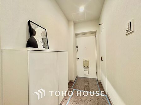 真っ直ぐに行く。新たな生活へ。これから歩むその一足がまた新たな道となる。