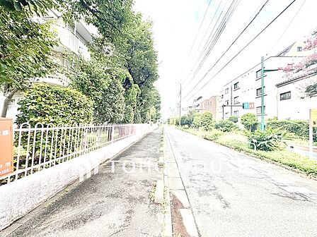 【オートロック】エントランスにはオートロックを採用。住まう方の安心感を高めてくれる設備です。