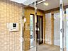 エントランス：【ENTRANCE】◆家族◆家で家族と過ごす時間は限られている。帰りを待つ家族の元へと急ぐときの弾む思い。そんな思いを引き立てる邸宅。