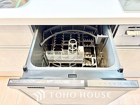 キッチンは家族の絆を育む大切な空間。シンプルで使い易いシステムキッチンで愉しく作る料理は愛情のある美味しいご馳走に。家族で使えるダイニングキッチンです。