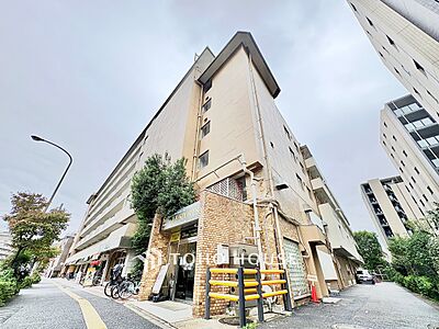 外観：ほんの少しのこだわり。ちょっとした色使いがその家がもつ雰囲気、趣（おもむき）を携え、暮らす家族や訪ねてくる友人・知人に新鮮な香りを運んできます。