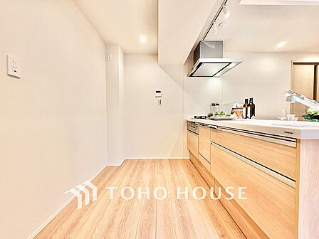 ◆キッチン◆美しく使いやすいキッチンは油汚れが簡単に拭き取れる素材で加工されており、浄水器シャワーから流す水の音を軽減する静かなシンクを採用。見えないところにさり気ない配慮が嬉しいですね