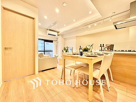 ◆木漏れ日◆の様な採光が優しく足元を照らし、心地いい暮らしの道しるべを写し出す。この空間で過ごす家族との語らいの時間がとても素敵で幸せを感じるかもしれない。