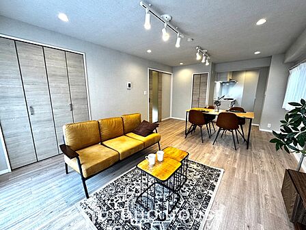 【Decorative lighting】上質に仕上げられた室内。オフ・ホワイトの壁を背にした観葉植物の葉をそっと置かれたインテリア・ライトが照らし出しています。少しお洒落な暮らしをしてみませんか。
