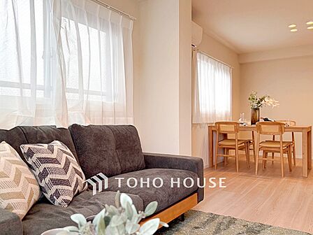 【LIVING】◆眩い◆光が燦々と入り、家族の笑顔を照らす。「いつまでも続いて」と願う夢のような毎日がここにある。