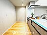 キッチン：【Kitchen】光り眩い羨望のリビングへ。一歩一歩を踏みしめて家族の集う幸せの場所へ。すべてがクライマックスのマイベストホーム。