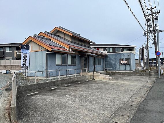 駐車場は4台分...
