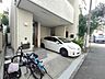 外観：屋内から直接アクセスできるビルトインガレージ。雨の日も濡れずに移動でき、重い荷物の運び入れもスムーズ。車好きにうれしい住まいのスタイルです。